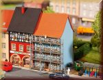 Faller 232331 Stadthaus mit Malergerüst - Bild